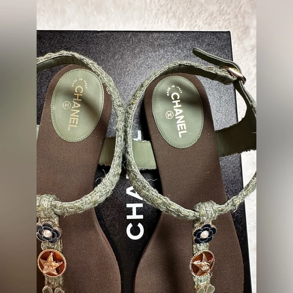CHANEL Women's Sandals with Green Straps-Thongs,Tweed brand new with box